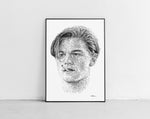 Lade das Bild in den Galerie-Viewer, Leonardo Dicaprio Portrait der Künstlerin Marilena Hamm alias Scribblezone, im unversechselbaren Scribble-Stil gezeichnet, gerahmt gegen die Wand lehnend.