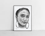 Load image into Gallery viewer, Joy Crookes Portrait der Künstlerin Marilena Hamm alias Scribblezone, im unversechselbaren Scribble-Stil gezeichnet, gerahmt gegen die Wand lehnend.