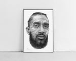 Lade das Bild in den Galerie-Viewer, Nipsey Hussle Portrait der Künstlerin Marilena Hamm alias Scribblezone, im unversechselbaren Scribble-Stil gezeichnet, gerahmt gegen die Wand lehnend.