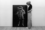 Lade das Bild in den Galerie-Viewer, Die Künstlerin Marilena Hamm alias Scribblzone vor ihrem Kunstwerk eines Astronauten