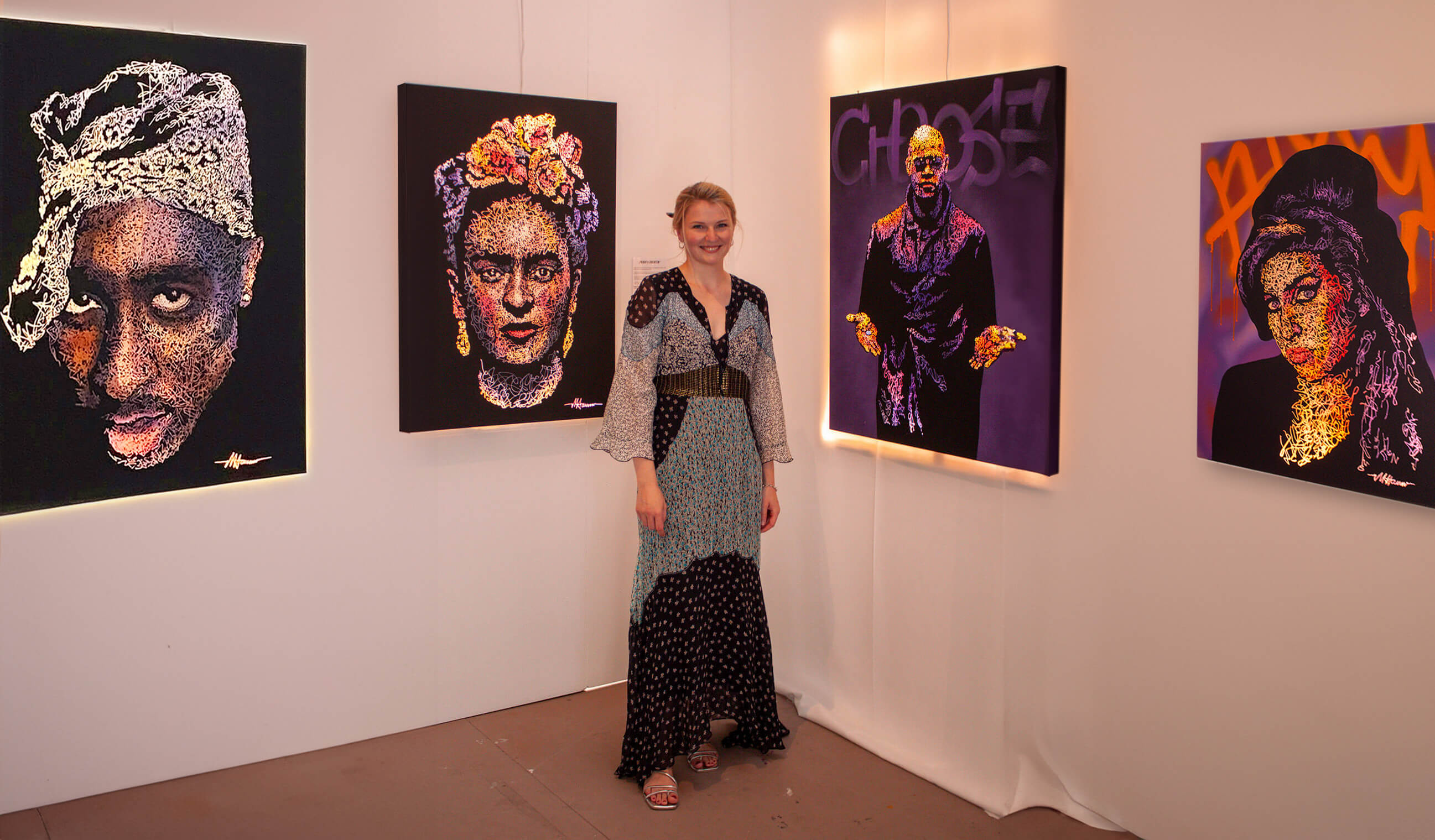 Die Künstlerin Marilena Hamm alias Scribblezone beim malen an der Leinwand.