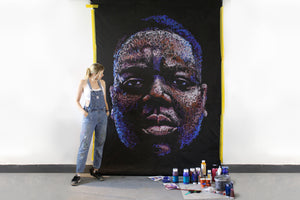 Künstlerin Marilena Hamm alias Scribblezone vor ihrem großen Gemälde, das ein Portrait von The Notorious BIG zeigt.