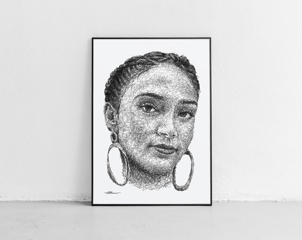 Joy Crookes Portrait der Künstlerin Marilena Hamm alias Scribblezone, im unversechselbaren Scribble-Stil gezeichnet, gerahmt gegen die Wand lehnend.