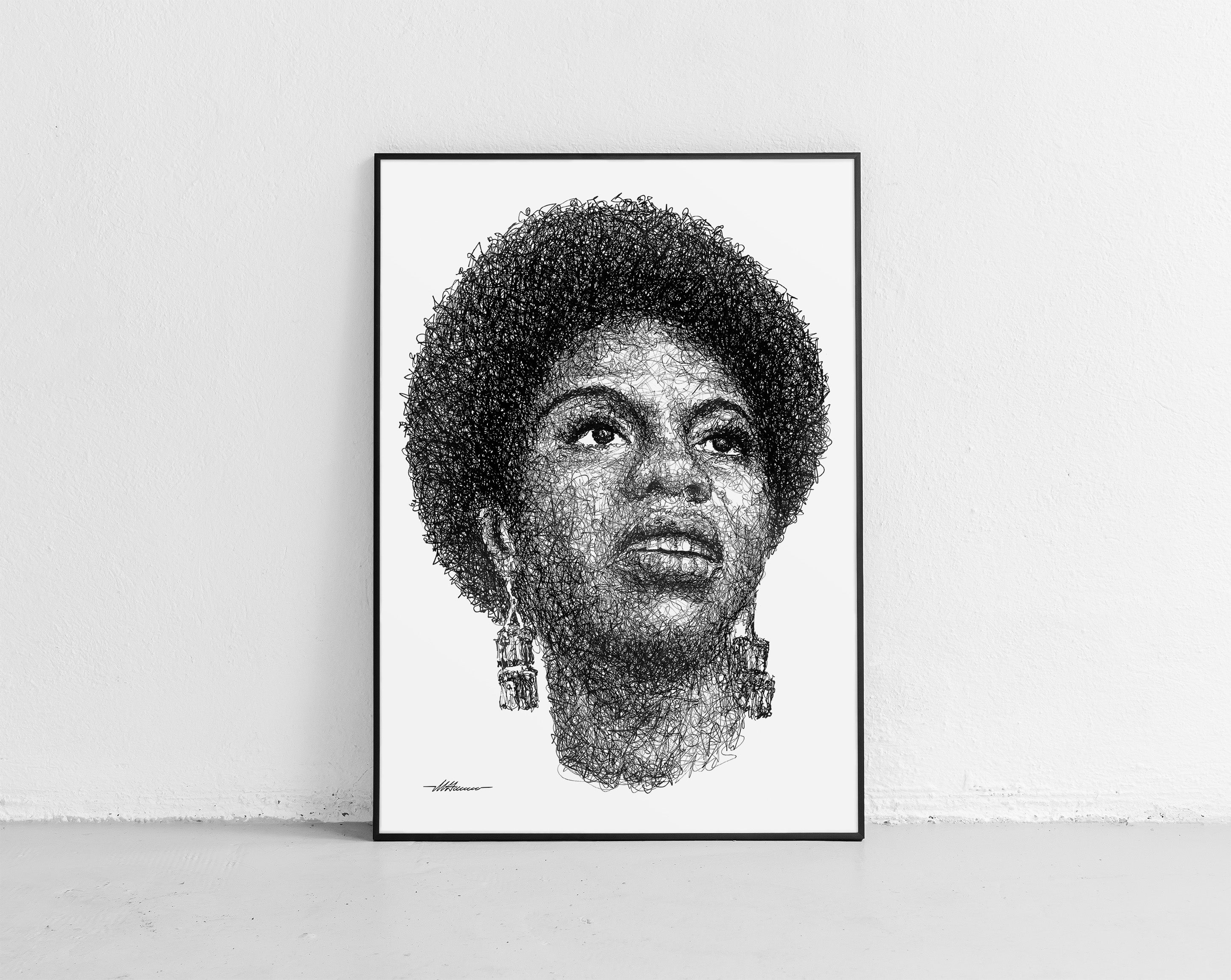 Nina Simone Portrait der Künstlerin Marilena Hamm alias Scribblezone, im unversechselbaren Scribble-Stil gezeichnet, gerahmt gegen die Wand lehnend.