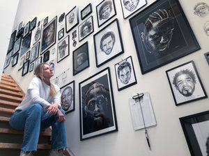Marilena Hamm alias Scribblezone in ihrem Atelier vor ihrer Scribble Wand an der eine Sammlung ihrer Portraits berühmter Persönlichkeiten hängen, die sie in ihrem unverwechselbaren Scribble-Stil gezeichnet hat.