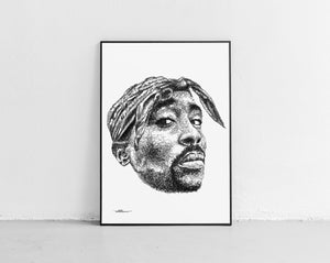 Tupac Shakur Portrait der Künstlerin Marilena Hamm alias Scribblezone, im unversechselbaren Scribble-Stil gezeichnet, gerahmt gegen die Wand lehnend.
